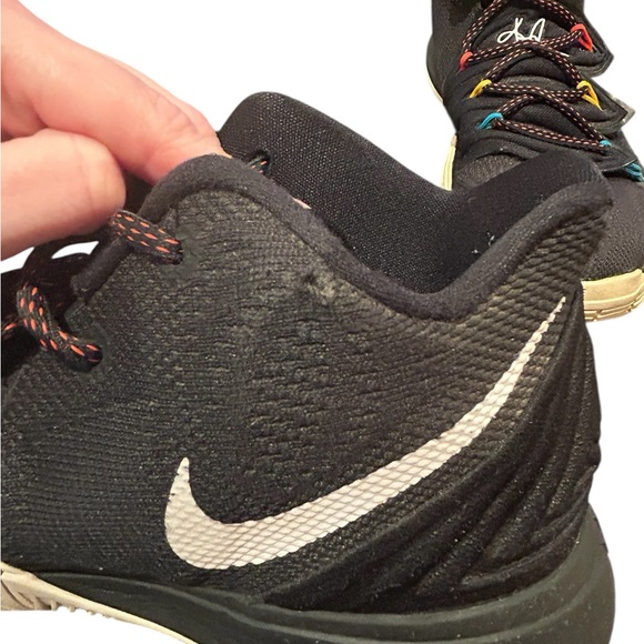 Nike Kyrie FRIENDS size 9 - Picture 6 of 9